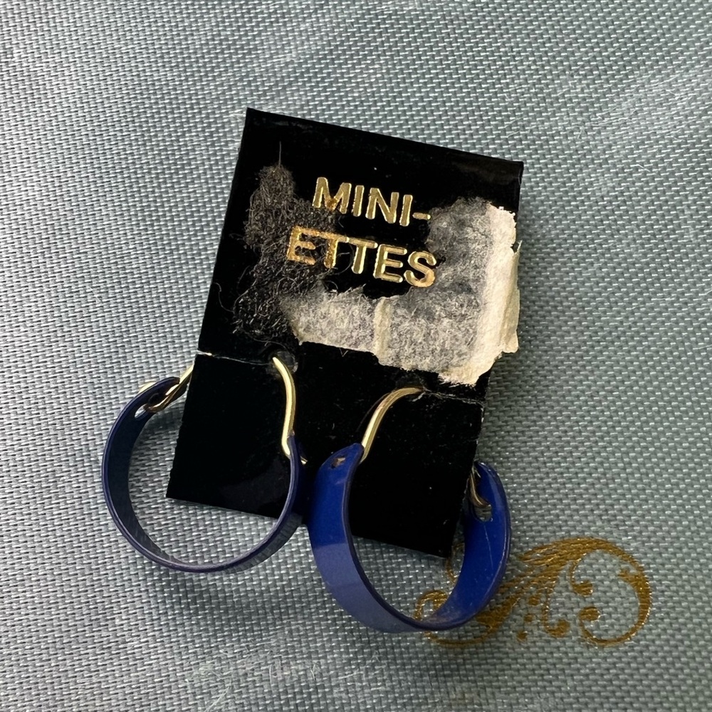 Vintage 1980s Blue Mini Hoop Earrings | Gold Tone Wire Hoops | Original Card
